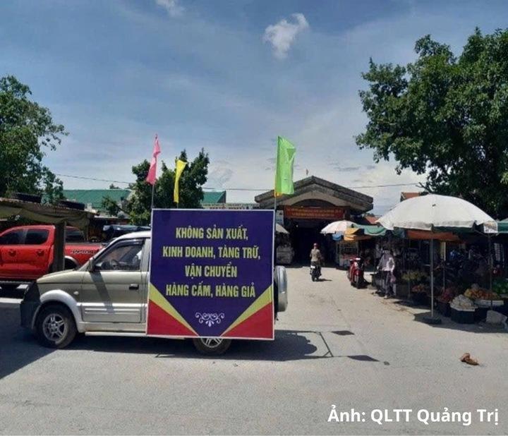 Lực lượng quản lý thị trường tuyên truyền lưu động tại các chợ trên địa bàn tỉnh Quảng Trị