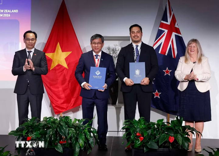 Trao các thỏa thuận hợp tác giữa 2 nước. Ảnh: Thống Nhất/TTXVN
