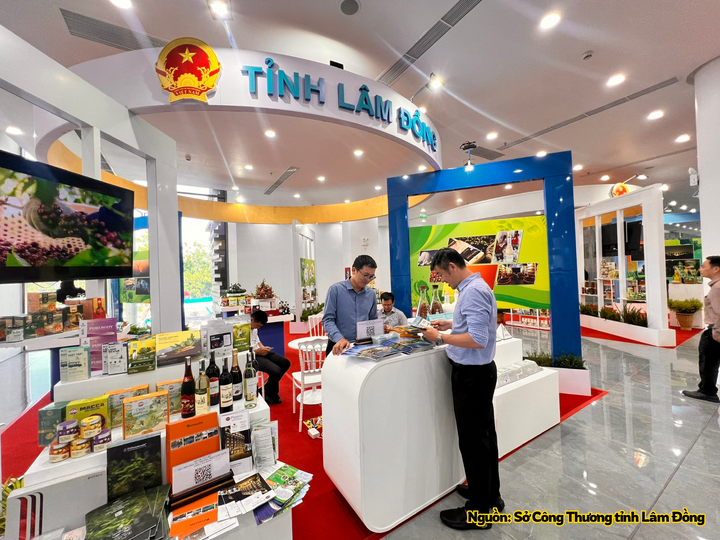 Gian hàng trưng bày sản phẩm đặc trưng của tỉnh Lâm Đồng tại sự kiện.