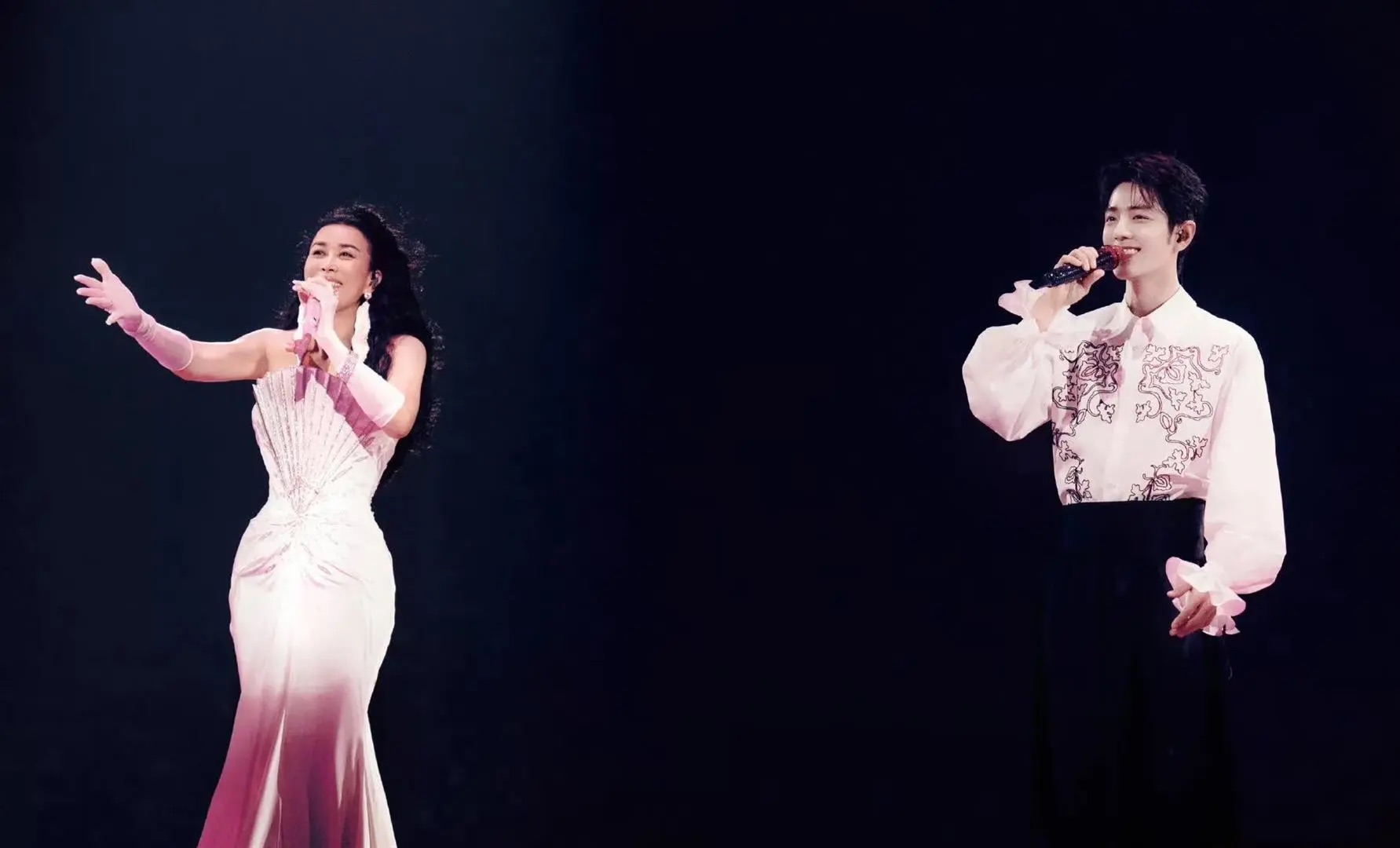 Tiêu Chiến biểu diễn cùng Na Anh trong concert. Ảnh: Xinhua