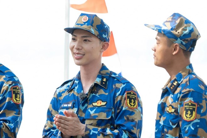 Erik xin lỗi vì để cả tiểu đội đứng nắng chờ 20 phút