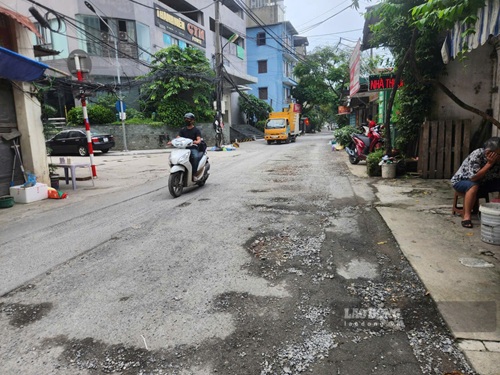 Mặt đường Thanh Bình nham nhở, ngày nắng thì bụi, ngày mưa thì bụi. Ảnh: Minh Hạnh