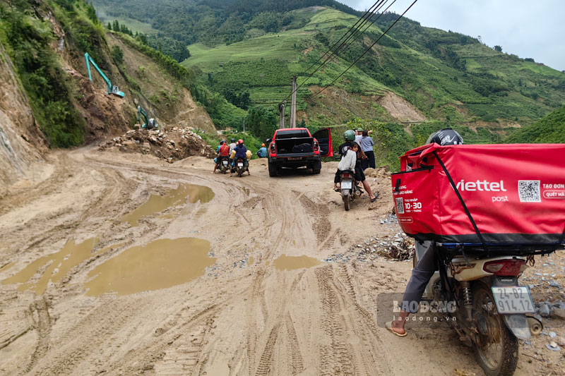 Người dân mong tuyến tỉnh lộ 153 sớm hoàn thành để giảm khó khăn trong đi lại, giao thương. Ảnh: Đinh Đại
