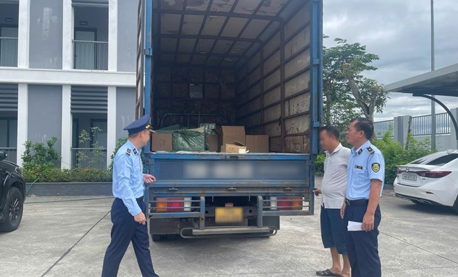 Phát hiện hơn 3.300 bánh trung thu và 112 chai rượu nhập lậu ở Quảng Ninh