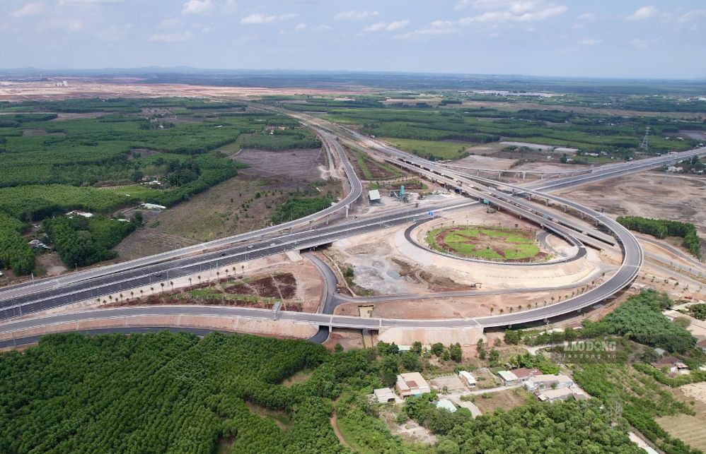Nút giao đường T1 (từ quốc lộ 51), đường T2 (nút giao cao tốc TPHCM - Long Thành - Dầu Giây) với cao tốc Biên Hòa - Vũng Tàu hướng vào cổng số 1 công trường xây dựng sân bay đã hoàn thiện.