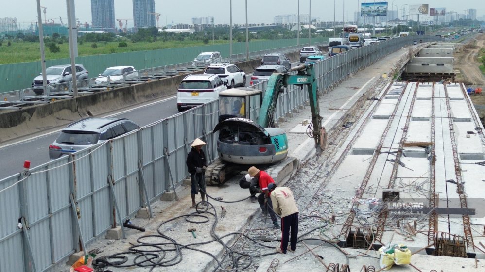 Các mũi thi công nhộn nhịp tại vị trí mở rộng cầu Long Thành - một hạng mục quan trọng thuộc cao tốc TPHCM - Long Thành - Dầu Giây.