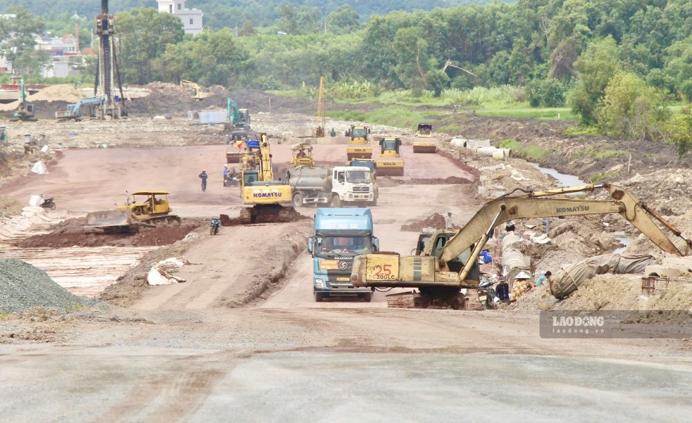 Không khí thi công khẩn trương tại công trường đường tỉnh 25C nối trực tiếp vào tuyến T1 ở khu vực cổng số 1 sân bay