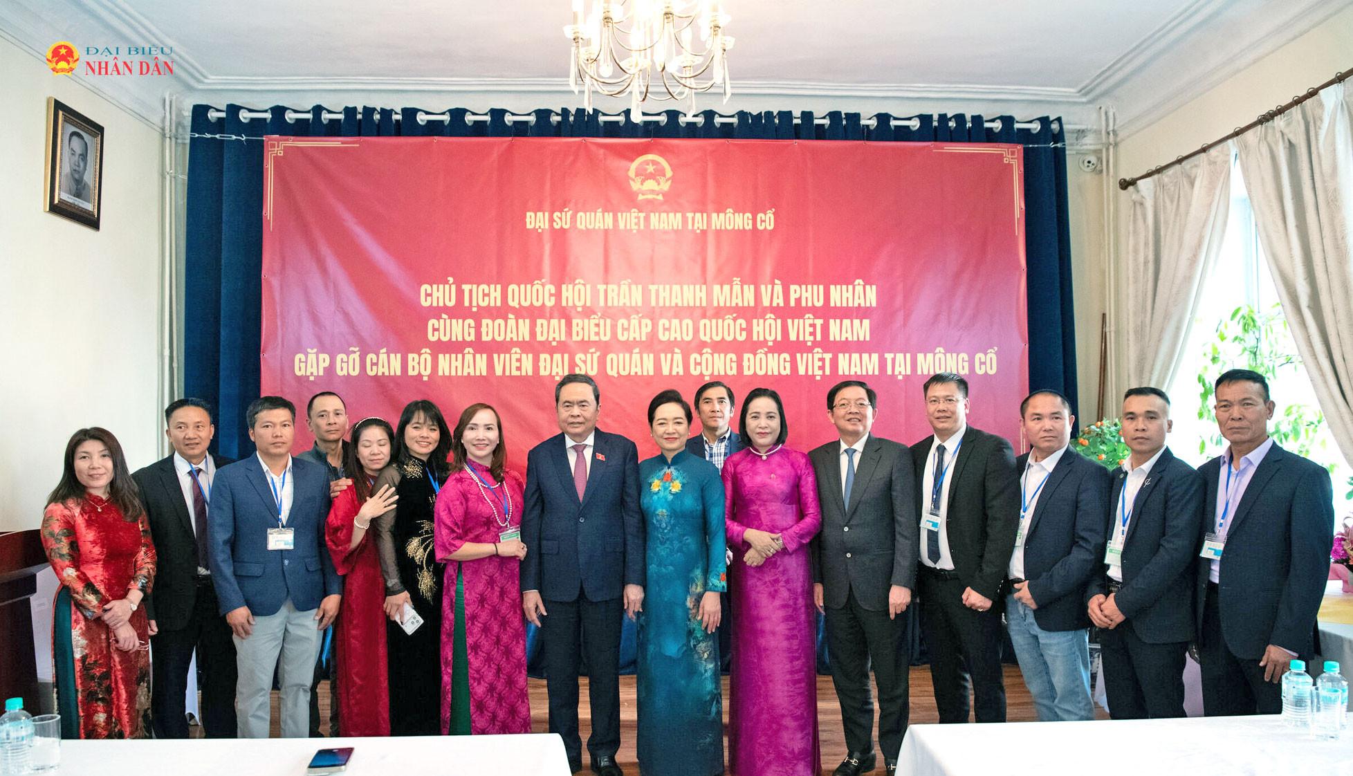 Chủ tịch Quốc hội Trần Thanh Mẫn và Phu nhân Nguyễn Thị Thanh Nga với các đại biểu dự cuộc gặp mặt.