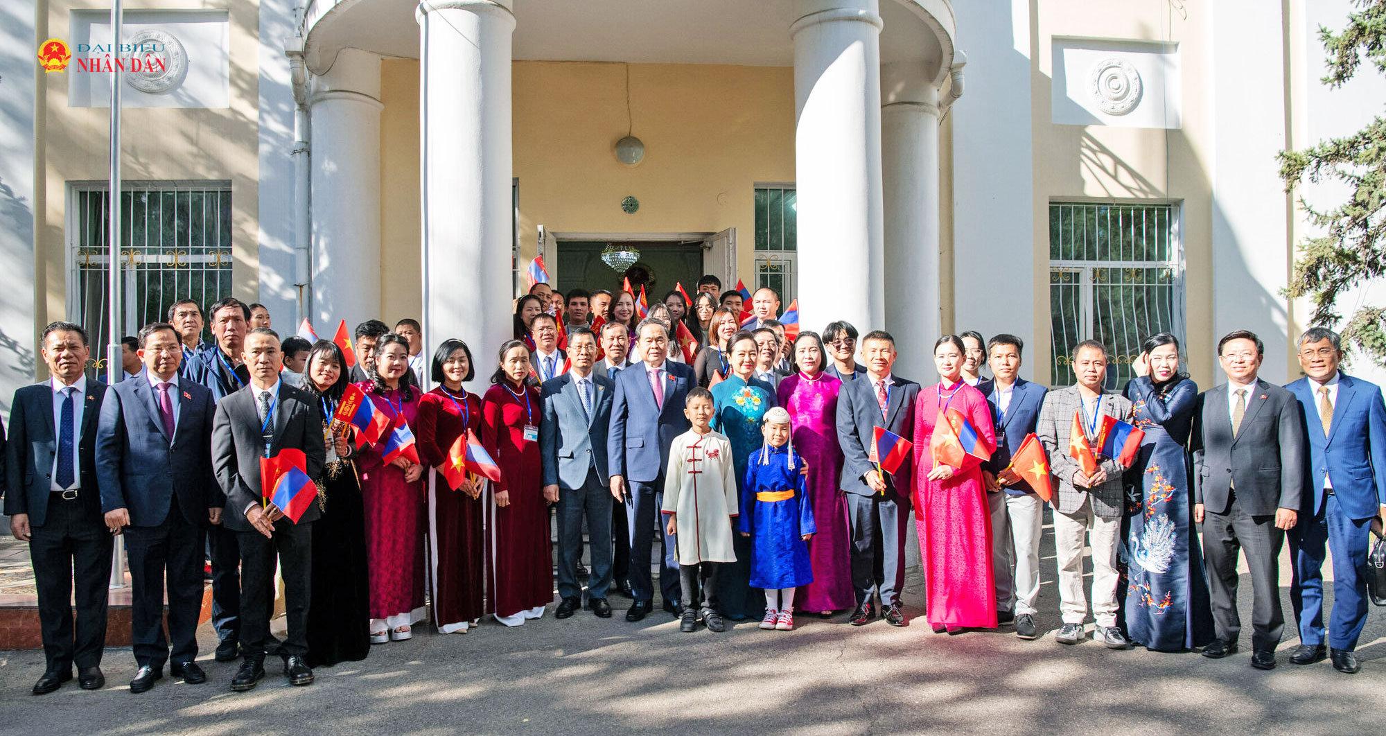 Chủ tịch Quốc hội Trần Thanh Mẫn và Phu nhân Nguyễn Thị Thanh Nga với cán bộ, nhân viên Đại sứ quán Việt Nam.
