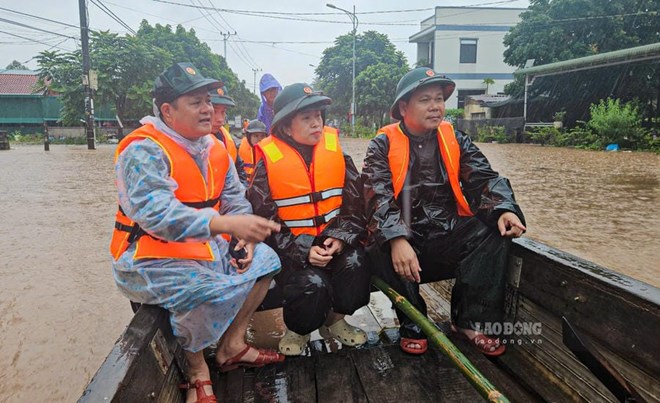 Mưa lớn gây ngập sâu, sạt lở, chia cắt nhiều nơi ở Quảng Trị và Huế