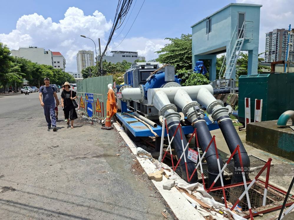 Trạm bơm thứ 2 công suất 10.000m³/giờ trên đường Nguyễn Văn Hưởng đang được thi công. Ảnh: Minh Quân