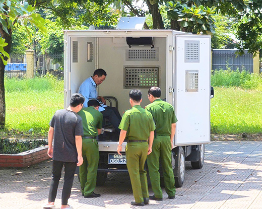 Cán bộ Công an xã Nam An Phụ bàn giao đối tượng bị truy nã Nguyễn Đức Khiêm cho trại giam Hoàng Tiến. Ảnh: Công an Hải Phòng