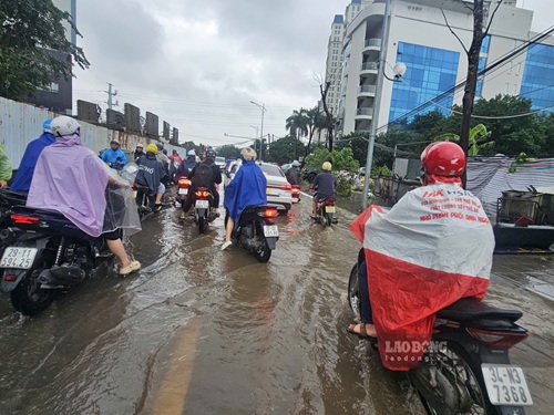 Đường Mễ Trì ngập nhẹ các phương tiện di chuyển bình thường. Ảnh: Hữu Chánh