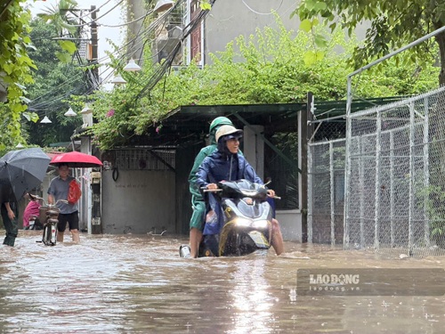 Mưa lớn gây úng ngập tại khu vực Long Biên. Ảnh: Hoài Anh