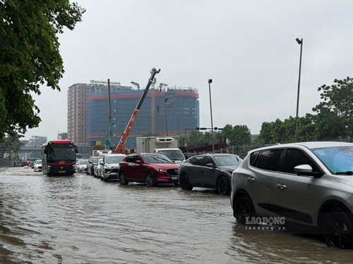 Úng ngập khiến các phương tiện di chuyển khó khăn. Ảnh: Minh Hạnh