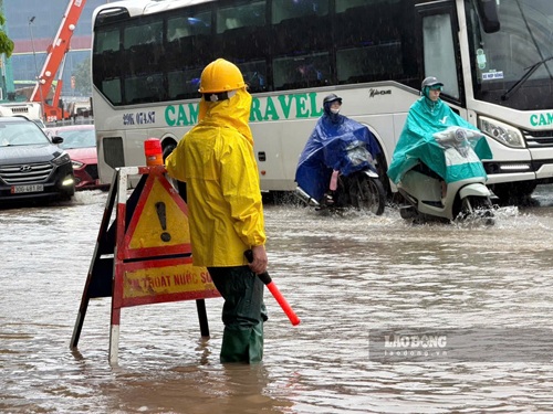 Nhân viên Công ty Thoát nước Hà Nội ứng trực tại các điểm ngập úng. Ảnh: Hoài Anh