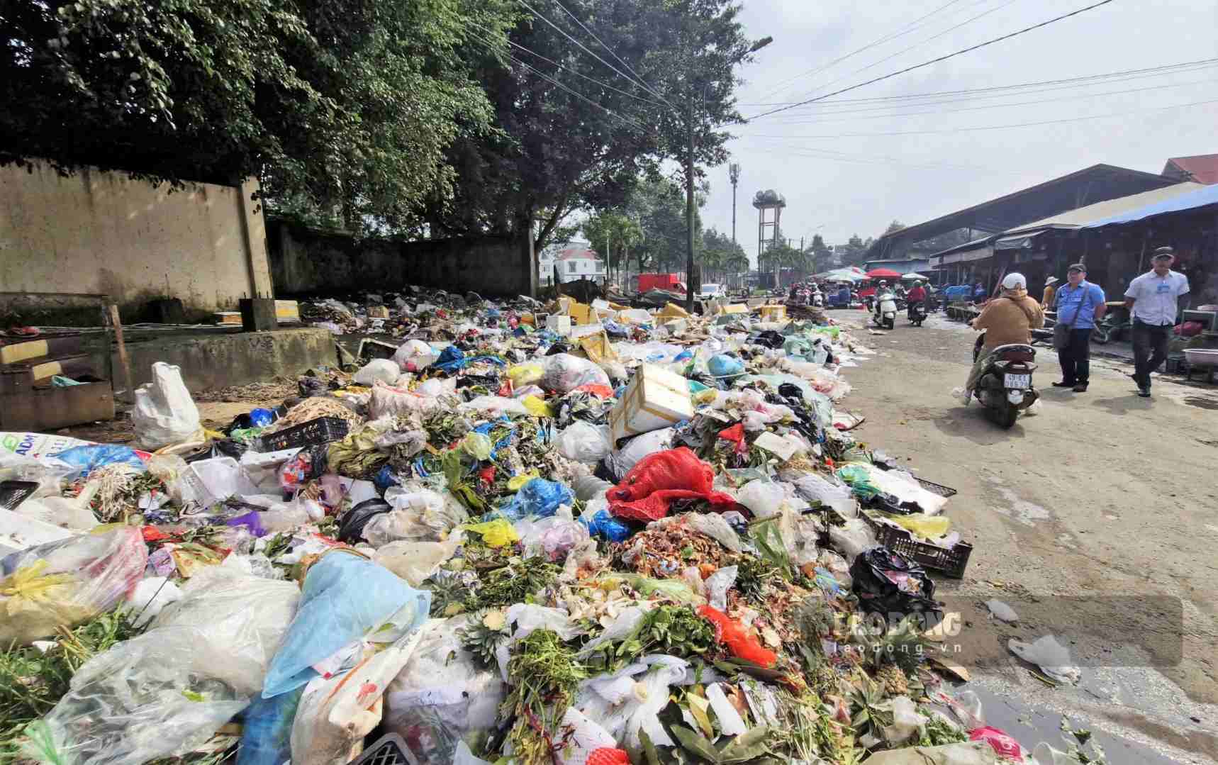 Sau 4 ngày tạm dừng thu gom khiến rác thải ứ đọng, bủa vây chợ Bảo Lộc. Ảnh chụp vào ngày 14.9. Ảnh: Phúc Khánh