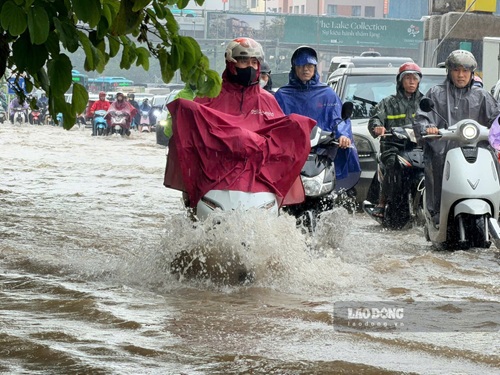Mưa diện rộng, Hà Nội xuất hiện nhiều điểm úng ngập. Ảnh: Hoài Anh