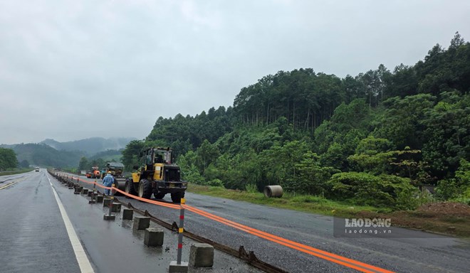 Bám công trường trong mưa, giữ nhịp thi công cao tốc Nội Bài - Lào Cai