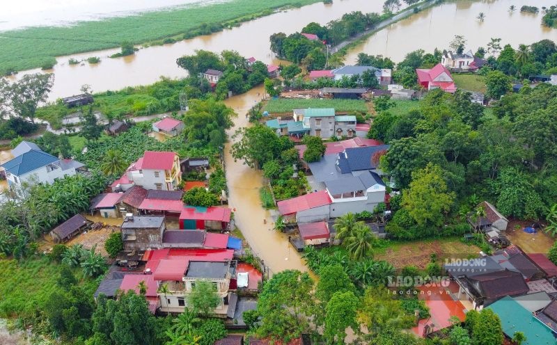 Sáng 17.9, đường làng, khu dân cư ở xã Kim Tân ngập trong nước. Ảnh: Quách Du