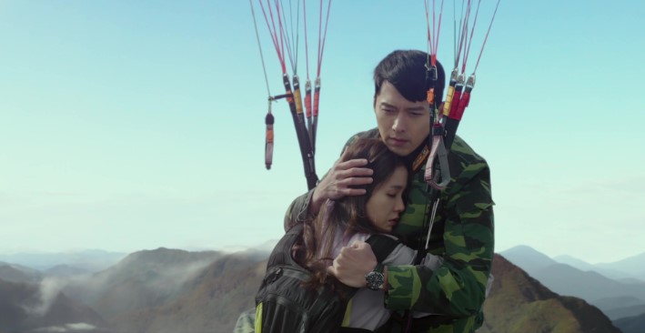 Son Ye Jin tiết lộ cảnh ôm Hyun Bin không có trong kịch bản ban đầu. Ảnh: Netflix