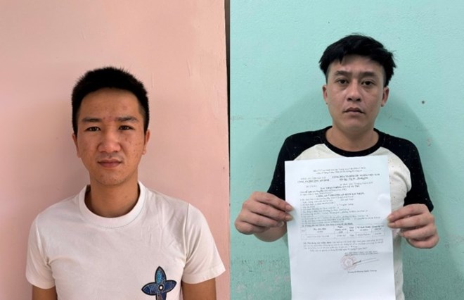 Bắt tạm giam 2 đối tượng dùng điện thoại giả đánh tráo hàng thật để chiếm đoạt