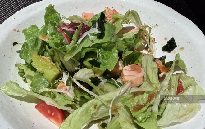 Salad bơ cá hồi cho bữa tối nhẹ bụng, hỗ trợ kiểm soát cân nặng