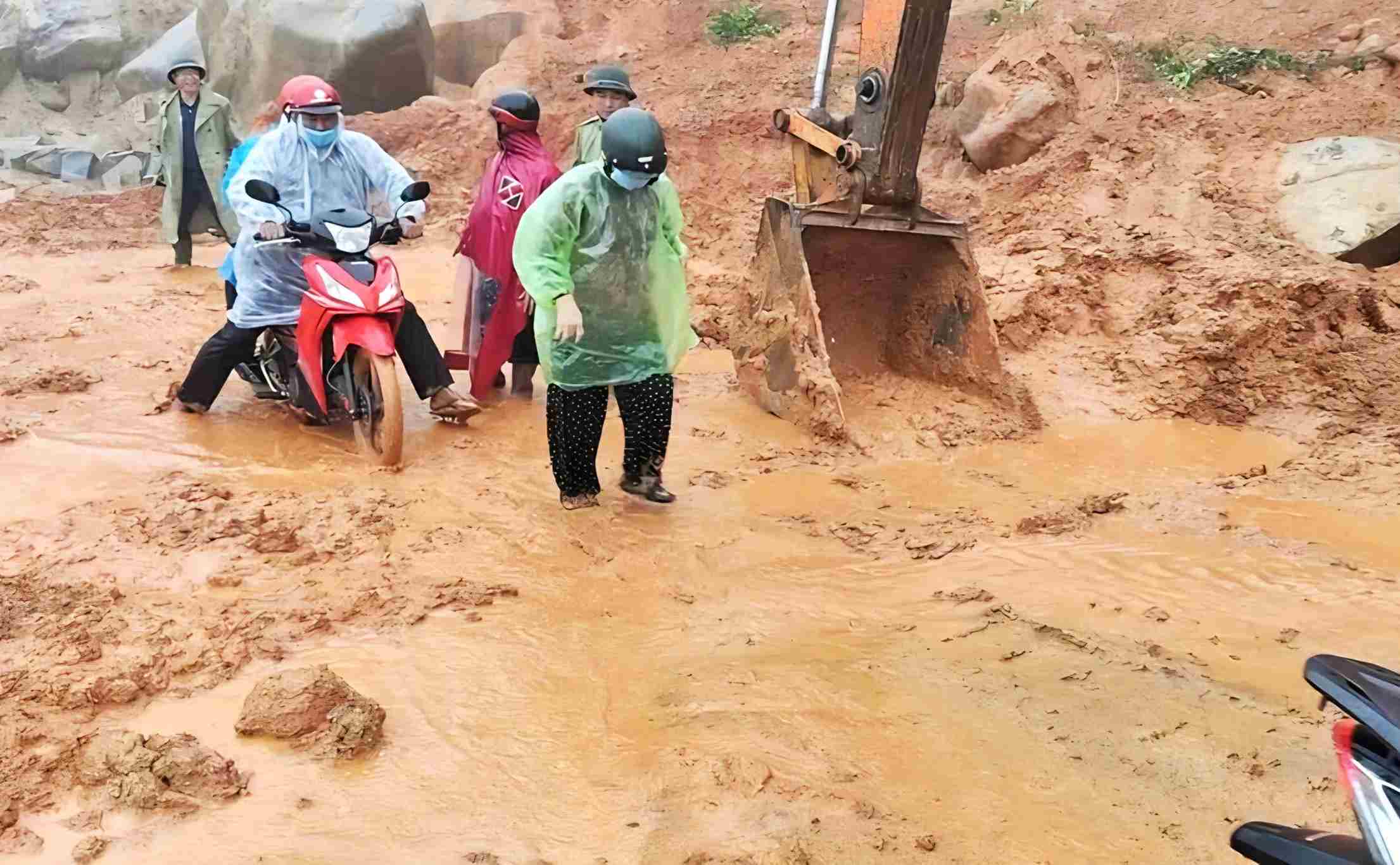Sạt lở trên đèo Gia Bắc đã được khơi thông, tuy nhiên bùn đất vẫn tràn ra đường gây nguy cơ mất an toàn. Ảnh: Đức Nhuần (Chụp chiều 24.9)