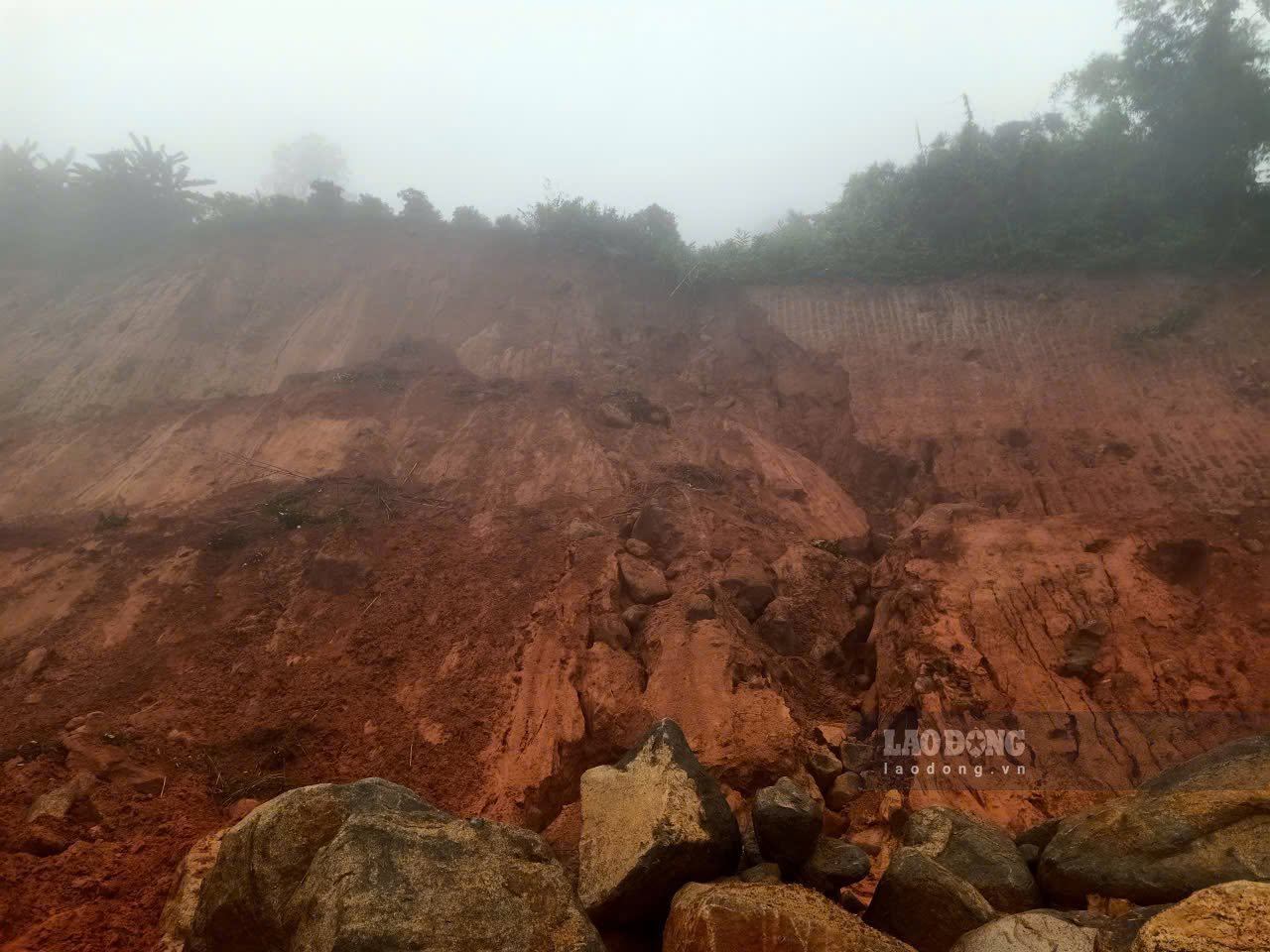 Taluy dương trên đèo Gia Bắc, đoạn qua Km50 đang có dấu hiệu sạt lở. Ảnh: Phúc Khánh