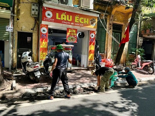 Phá dỡ các bục bệ, cầu dẫn lấn chiếm vỉa hè. Ảnh: Công an Hà Nội