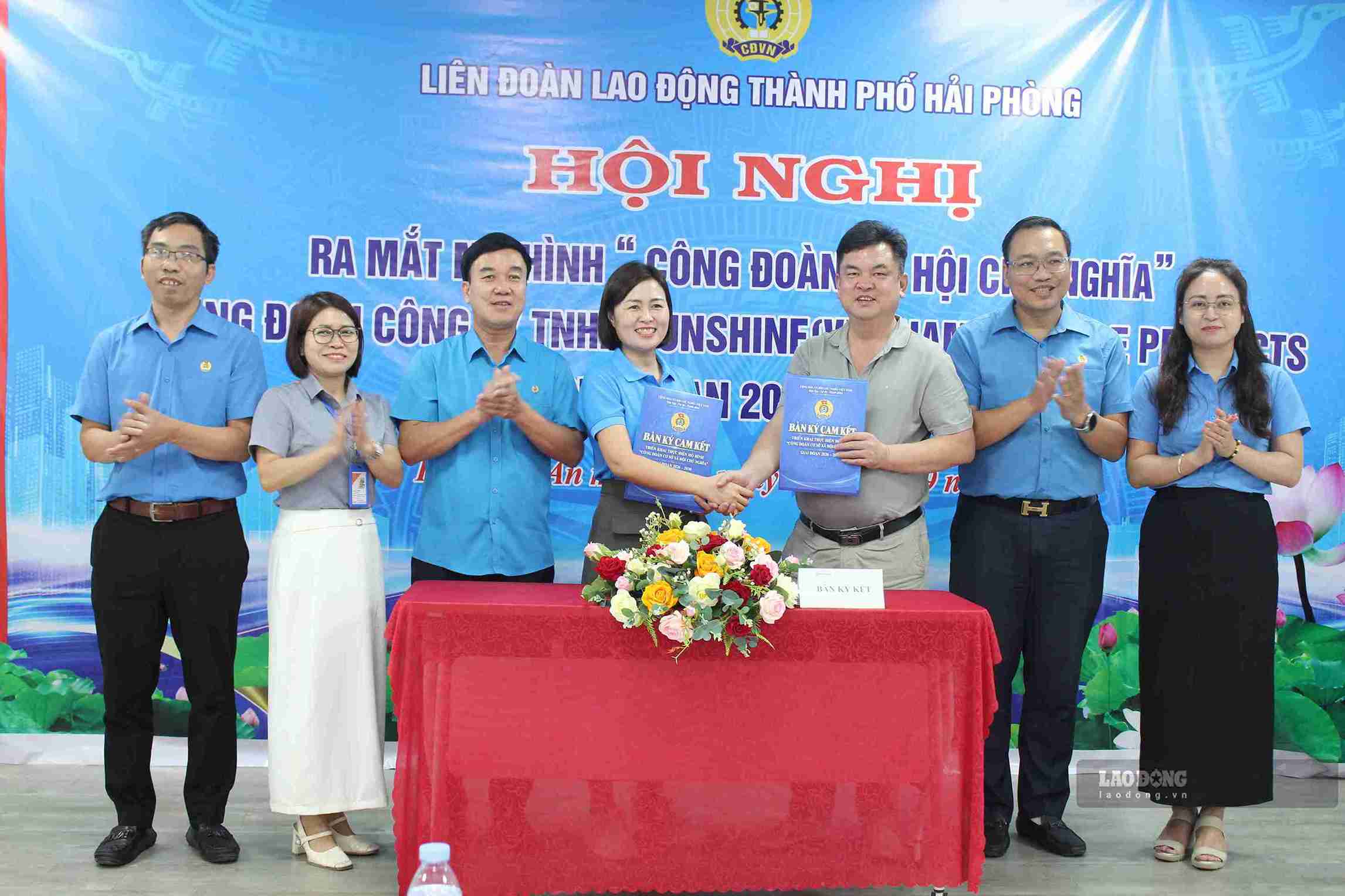 Đại diện Ban Giám đốc và Công đoàn Công ty ký cam kết thực hiện mô hình. Ảnh: Mai Hương