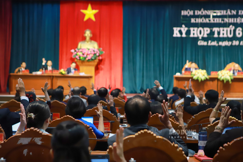 Các đại biểu biểu quyết tại kỳ họp (chụp ngày 30.9). Ảnh: Hoài Phương