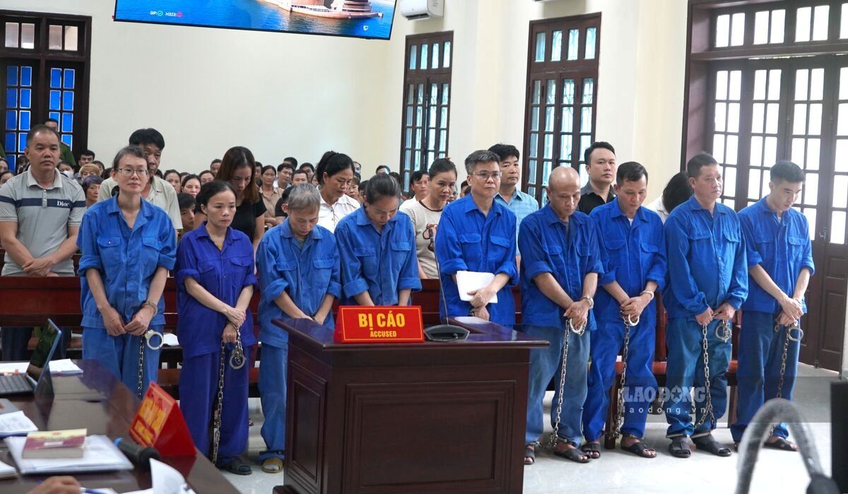 17 bị cáo hầu tòa ngày 30.9. Ảnh: Mai Dung