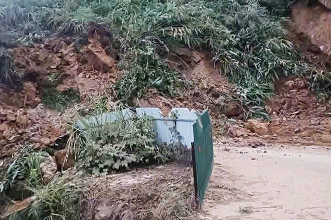 Hơn 1.000m³ đất đá sạt xuống, Quốc lộ 279 qua Lào Cai bị chia cắt