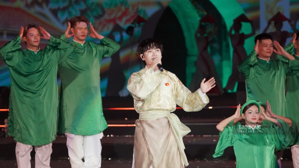 Trúc Nhân biểu diễn