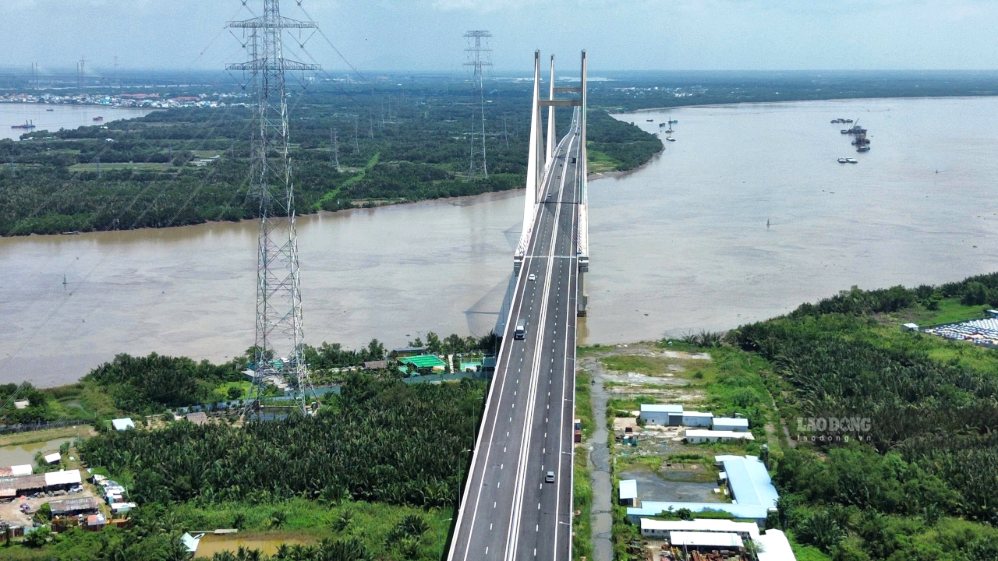 Các phương tiện lưu thông qua cầu Bình Khánh bắc qua sông Soài Rạp, nối xã Hiệp Phước (huyện Nhà Bè trước đây) với xã Bình Khánh (huyện Cần Giờ trước đây). Ảnh: Anh Tú