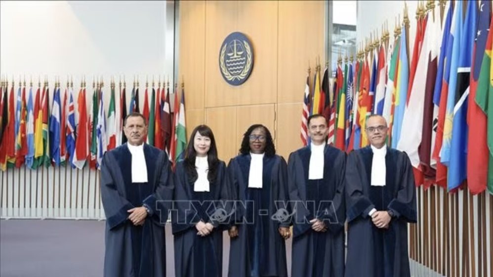 Thẩm phán Nguyễn Thị Lan Anh cùng bốn Thẩm phán của Ghana, Brazil, Tunisia và Ấn Độ cùng nhậm chức ngày 1.10.2026. Ảnh: TTXVN
