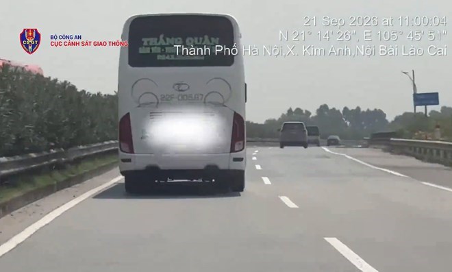 Thực hiện ghi hình, xử lý xe ôtô chạy chậm bám làn trái trên cao tốc