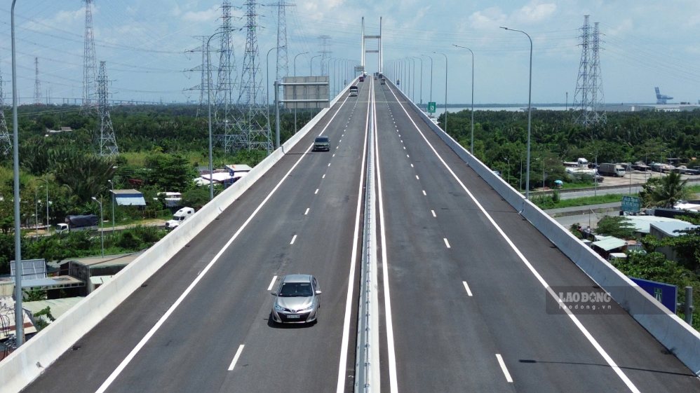 Các phương tiện lưu thông qua cầu Bình Khánh trên cao tốc Bến Lức - Long Thành. Ảnh: Anh Tú