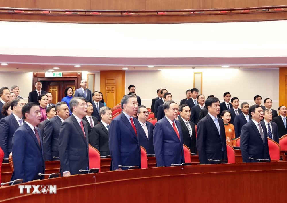 Tổng Bí thư, Chủ tịch nước Tô Lâm và các đại biểu thực hiện nghi lễ chào cờ. Ảnh: Thống Nhất/TTXVN