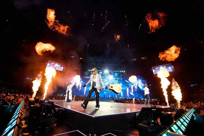 Vé BIGBANG tiếp tục gây sốt, dịch vụ mua hộ hàng lưu niệm thu phí giá cao