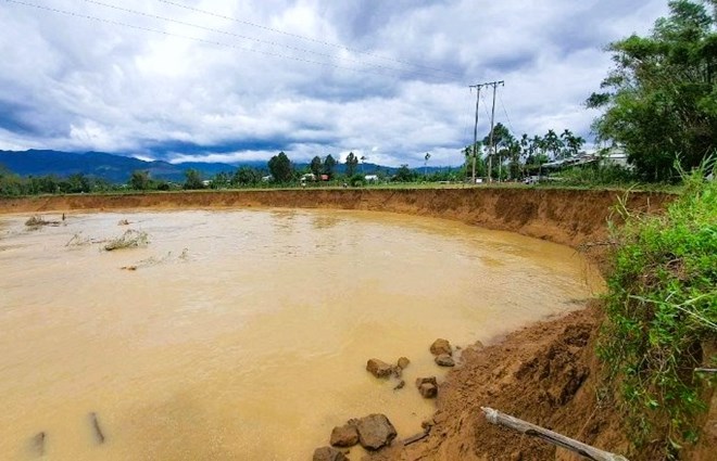 Bờ sông Vu Gia, Đà Nẵng sạt lở sâu, hàng trăm hộ dân bất an