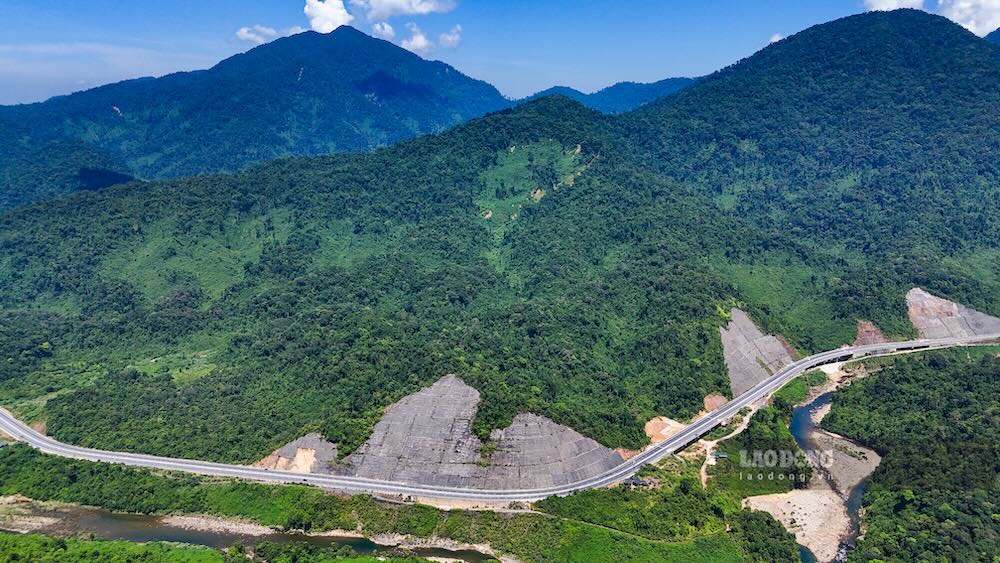 Công trình nổi bật giữa những ngọn đồi phủ kín cây xanh.
