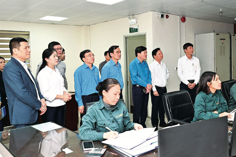 Phó Chủ tịch Tổng LĐLĐ Việt Nam Nguyễn Xuân Hùng (thứ ba, từ phải sang) trực tiếp thăm CNLĐ làm việc tại Trạm ES2 - Phân xưởng Kho bến (Công ty Tuyển than Cửa Ông). Ảnh: CĐ TKV