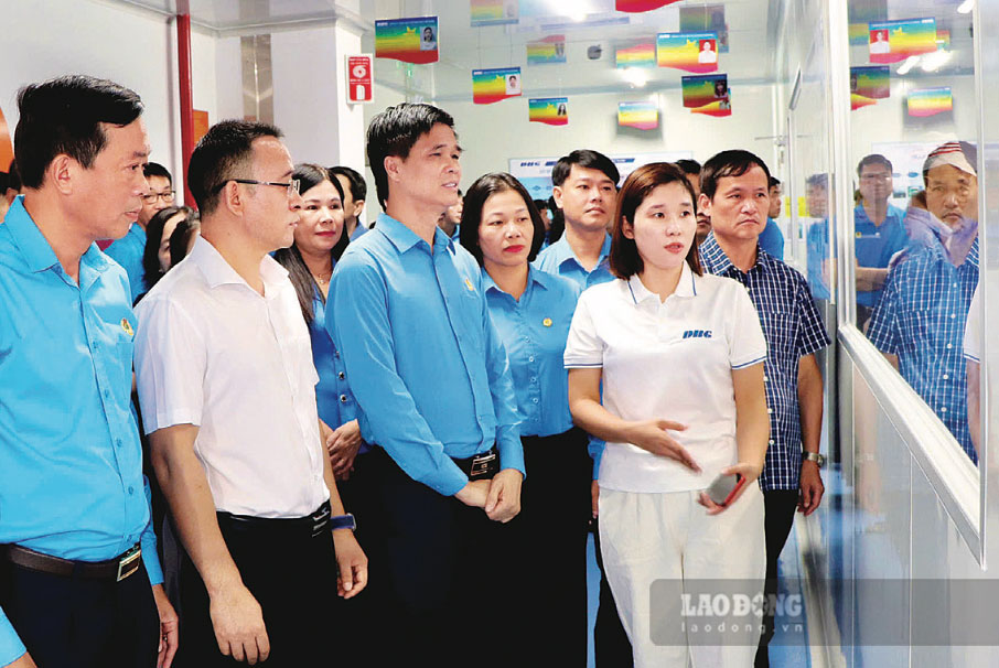 Phó Chủ tịch Thường trực Tổng LĐLĐ Việt Nam Ngọ Duy Hiểu (thứ ba, từ trái sang) cùng các đại biểu trong Chương trình làm việc đoàn đại biểu học viên lớp tập huấn cán bộ công đoàn chủ chốt năm 2026 thăm, làm việc tại Công ty TNHH DBG Technology Việt Nam (Khu công nghiệp Yên Bình, phường Phổ Yên). Ảnh: THU HUỆ