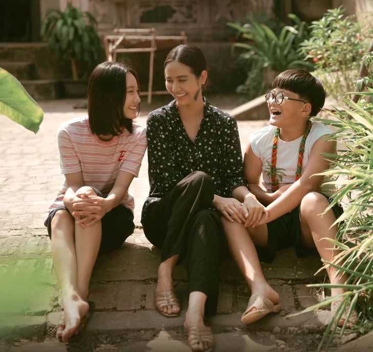 Ngoài đời, Huyền Lizzie chỉ hơn Thu Hà Ceri 12 tuổi. Ảnh: VFC.