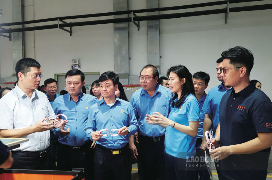 Phó Chủ tịch Tổng LĐLĐ Việt Nam Lê Văn Nghĩa (thứ ba, từ trái sang) thăm xưởng sản xuất tại Công ty Trách nhiệm Hữu hạn Cayi Technology Việt Nam (Công ty Cayi Technology). Ảnh: QUYẾT CHIẾN