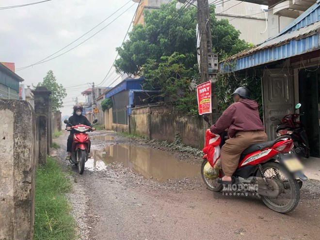 Đoạn đường 30m dang dở suốt 10 năm, người dân đi lại khó khăn ở Ninh Bình