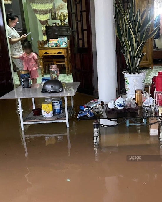 Nước ngập vào khu vực nhà người dân tại khu dân cư Tân Trúc, thôn Hiếu Nam (ảnh chụp chiều 13.10). Ảnh: Hàn Nguyên
