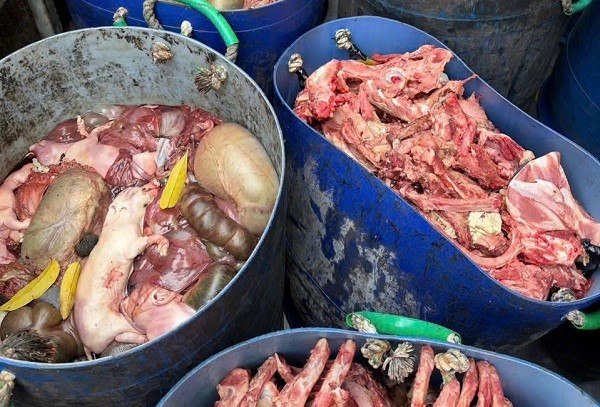 Xương, nội tạng động vật không có nguồn gốc bị lập biên bản. Ảnh: Công an tỉnh Phú Thọ